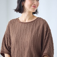 Tシャツのようなラクな着心地と、ブラウスのような華やぎを持ったカットソー