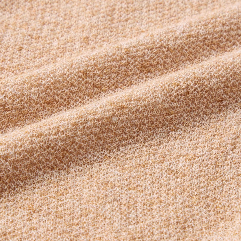 シャリ味のあるリネン混ニットで、ぽこぽことした表情のある編地