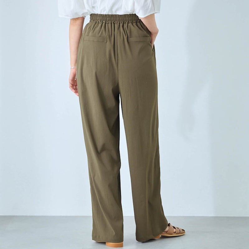 モデル身長168cm／M　※写真は撮影用のため股下+6cmになります。