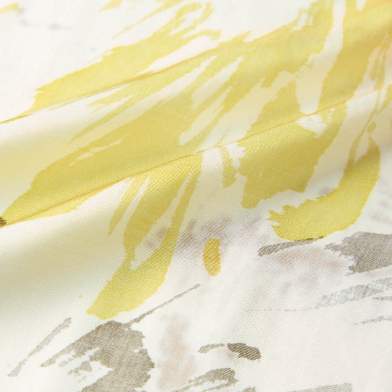 美しいドレープと光沢が魅力のサテン生地に水彩画のようなアートをのせたデザイン