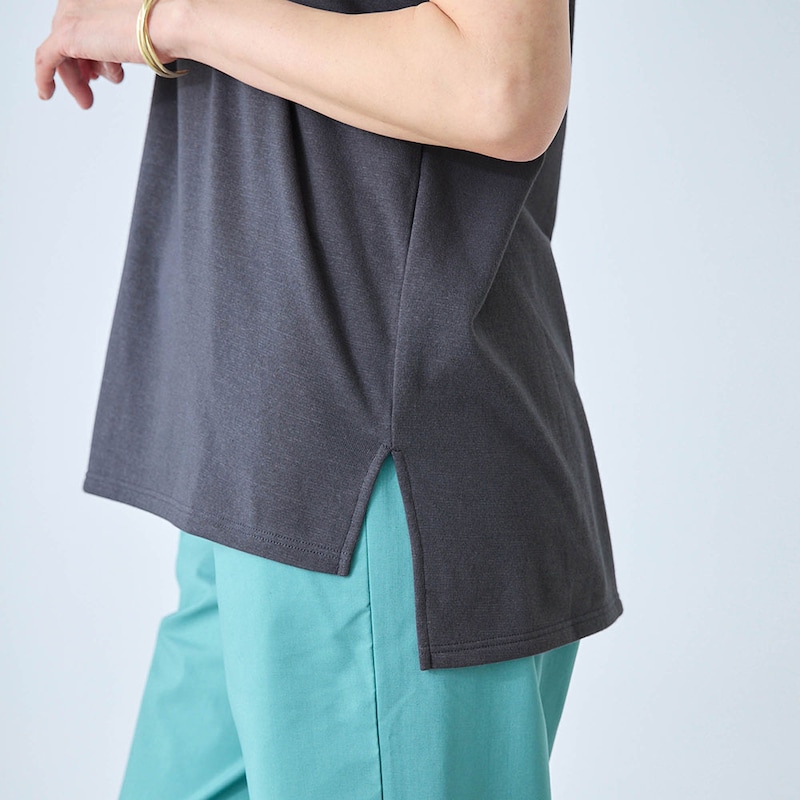 腰まわりをカバーする前後差のある丈感