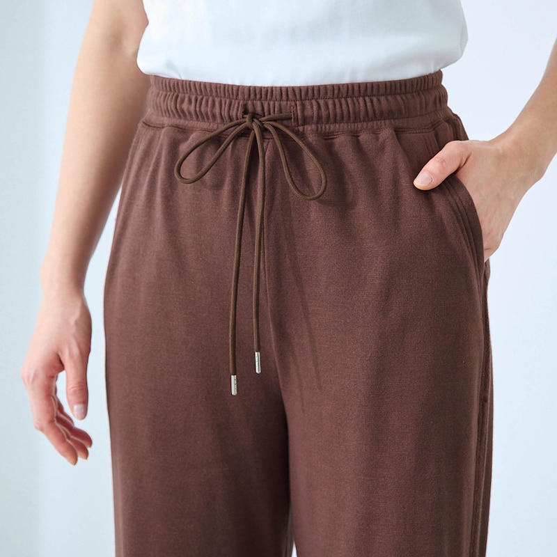 ウエストは総ゴム＋調節可能な紐付き