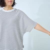 体のラインを拾わないゆったりめの形と長めの袖丈