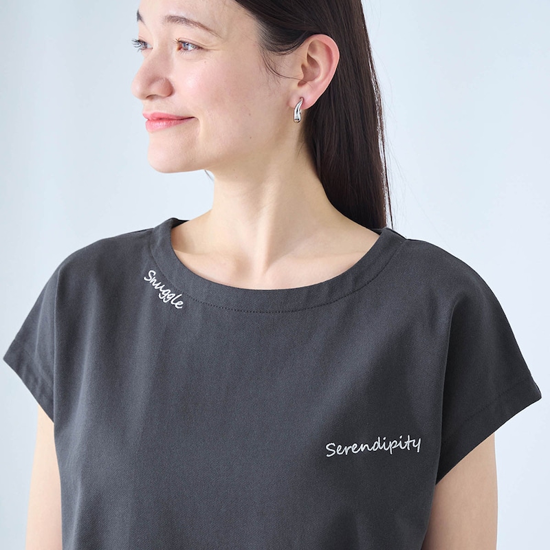 手書き風のフレーズをチャーミングな刺繍ロゴに