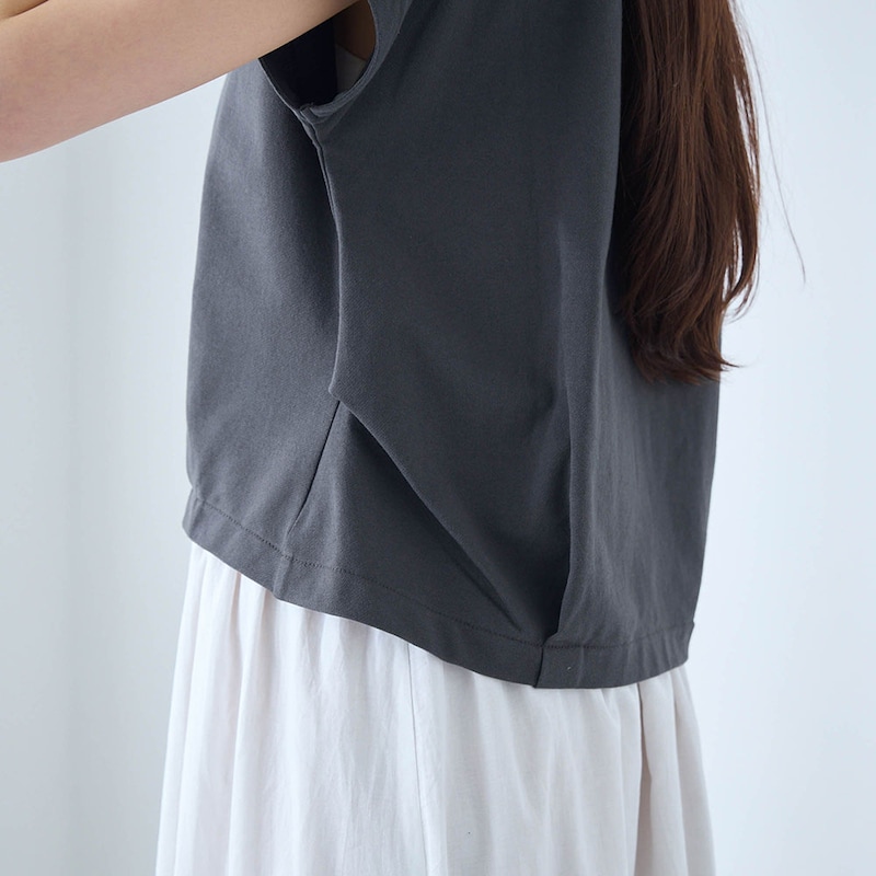 裾にタックを入れることで立体感のあるシルエット