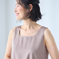 シャープな雰囲気のスクエアネック