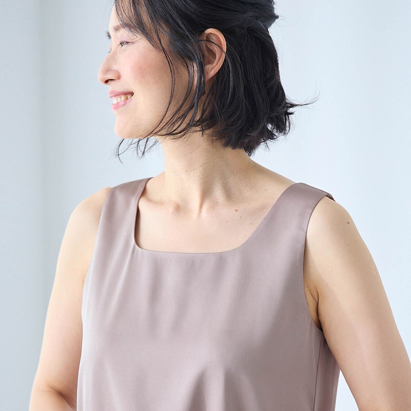 シャープな雰囲気のスクエアネック