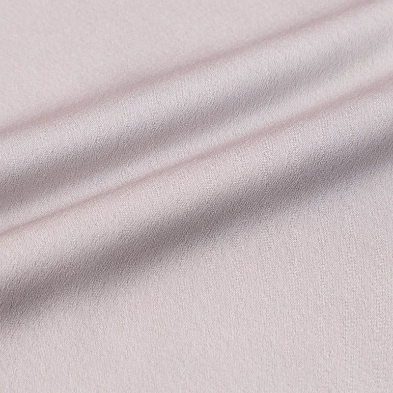 シルクを思わせる微光沢素材