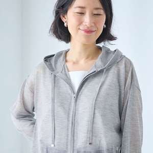 フロントの細めの紐も上品