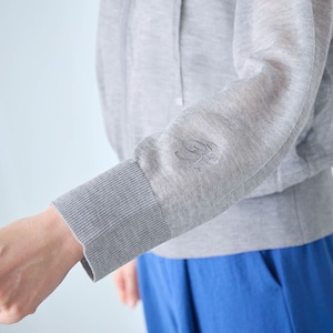 袖口のロゴ刺繍がアクセント