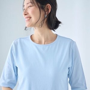 シンプルなクルーネックは羽織りもののインとしても重宝