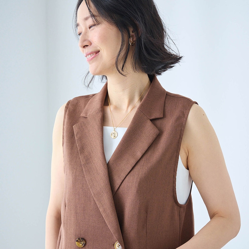 ダブル仕立ての端正なジャケット風デザイン