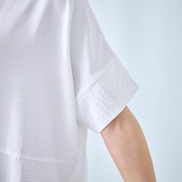 二の腕を隠す長めの袖丈は、切替え入り