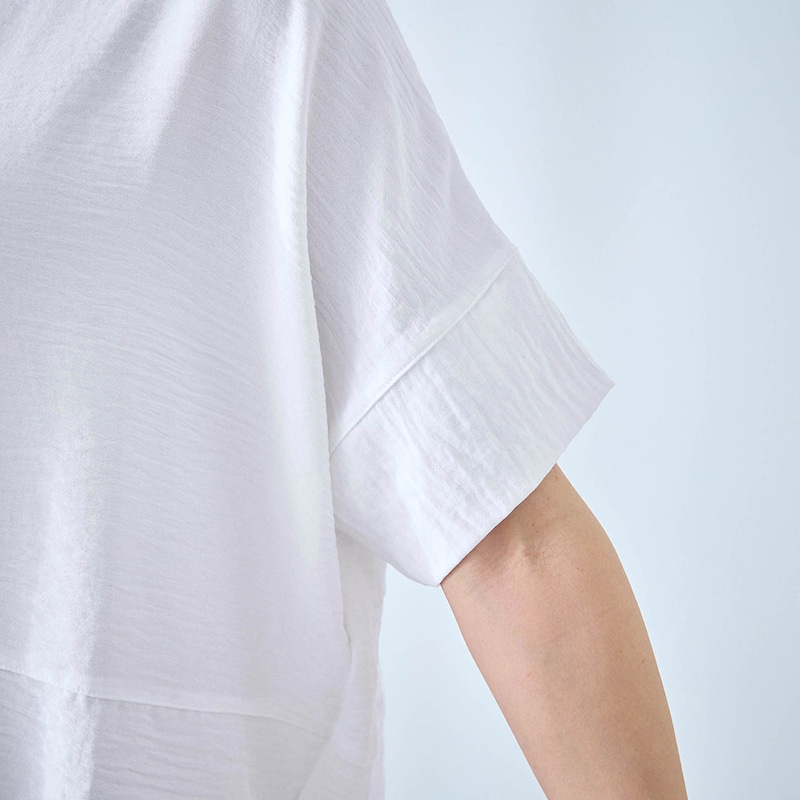 二の腕を隠す長めの袖丈は、切替え入り