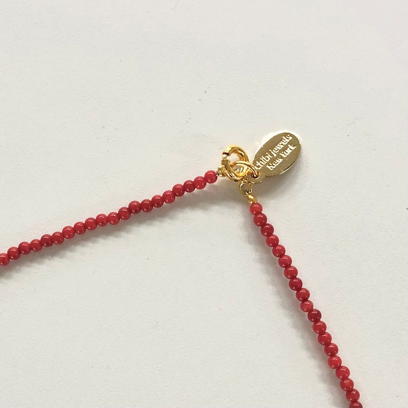 留め具部分はブランドロゴ入りのプレート付き