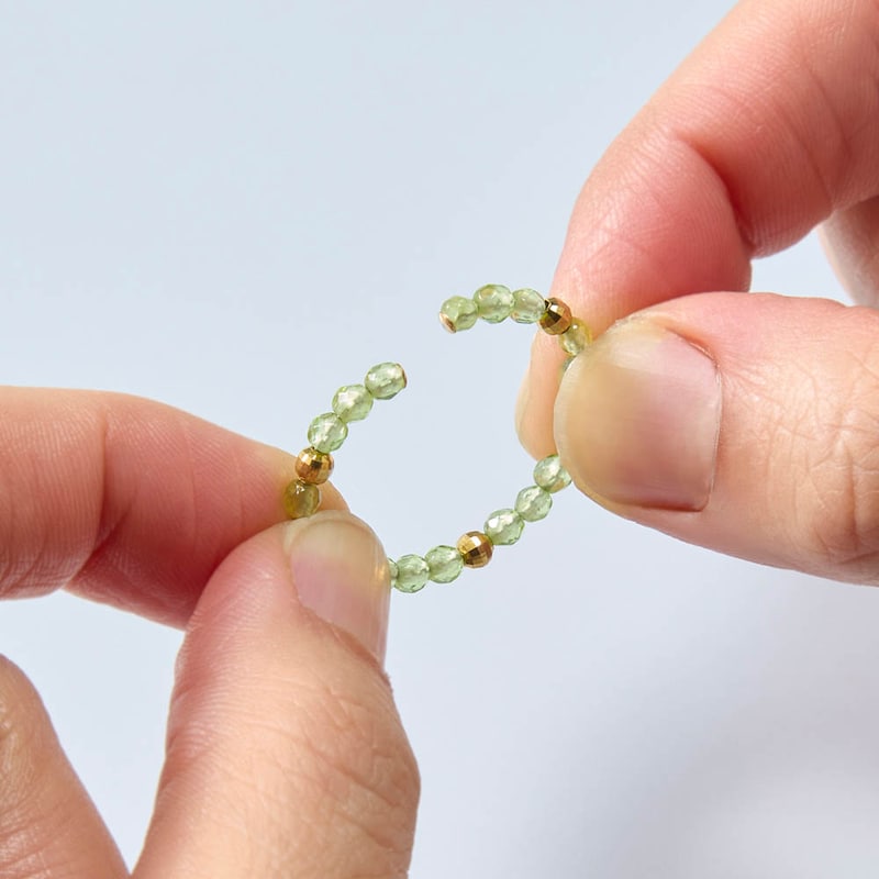 しなやかに伸びる形状記憶ワイヤー入りで、好きな太さに調節可能