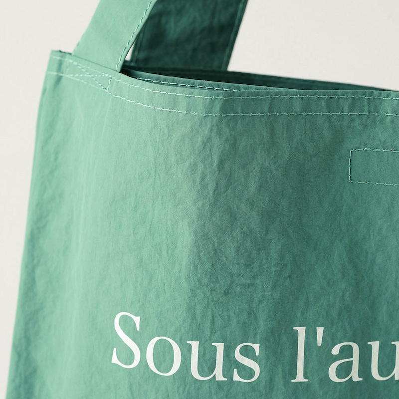 洗いをかけたやわらかなナイロン素材