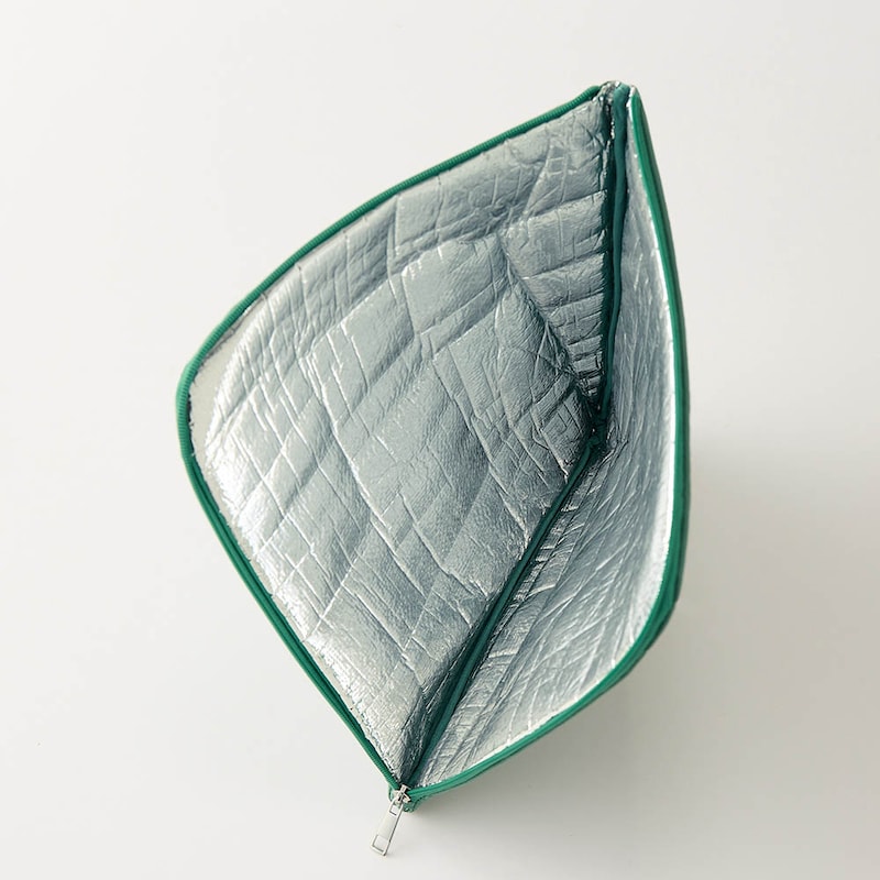 内側にアルミ加工を施した保冷ケース付き