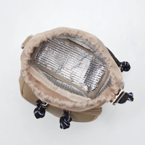 内側にドリンクの冷たさを保つ保冷本素材を採用