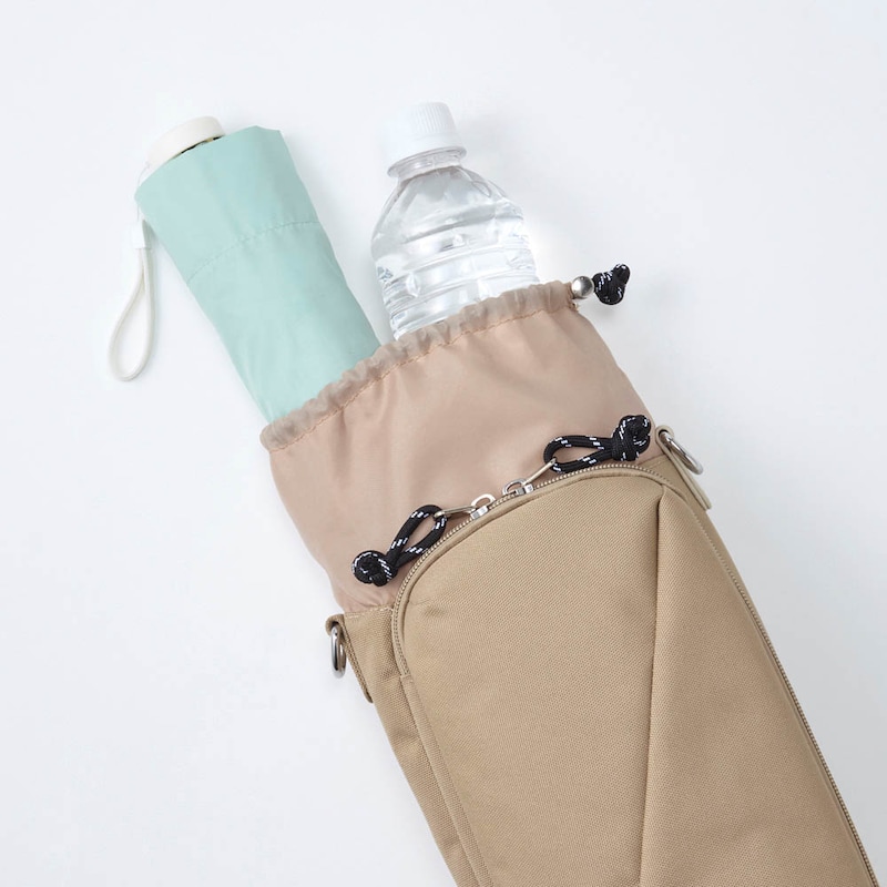 夏の必需品であるペットボトルや折りたたみ傘が入るサイズ感