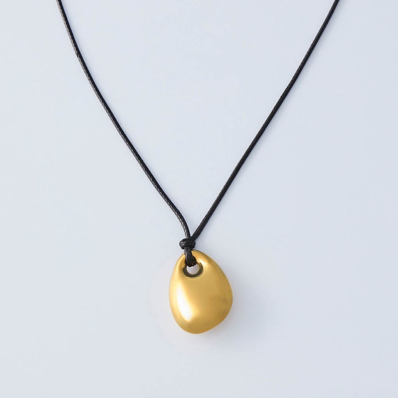 コロンとしたゴールドのモチーフがモダンな雰囲気