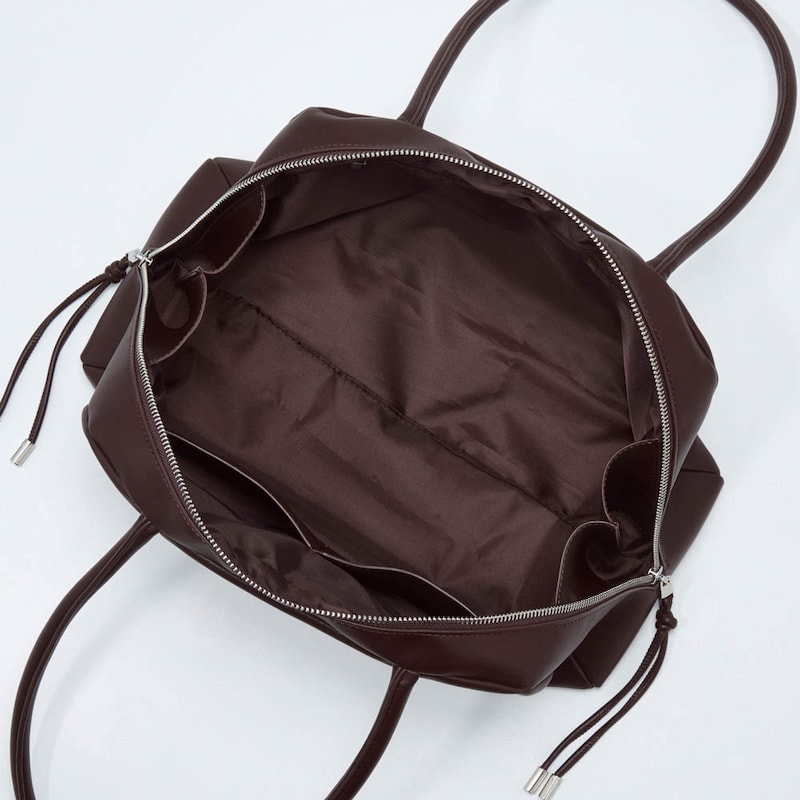 マチが広く見た目以上に収納可能