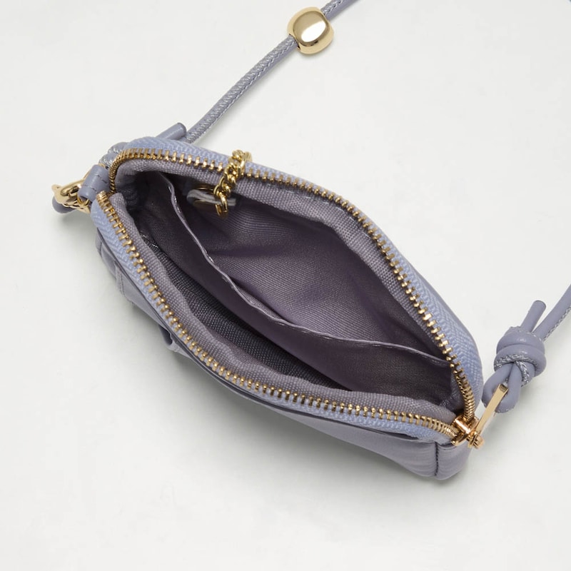 カードや小銭をコンパクトに持ち運べる