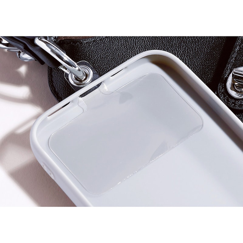 スマートフォンとケースの間にプレートを挟んで固定