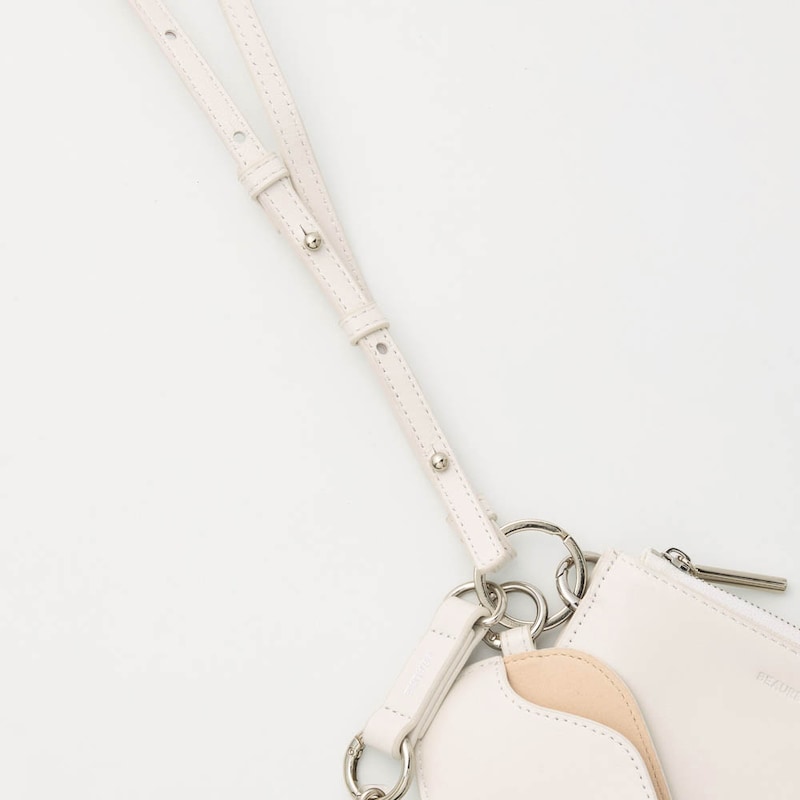 ストラップは長さの調節が可能