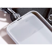 スマートフォンとケースの間にプレートを挟んで固定