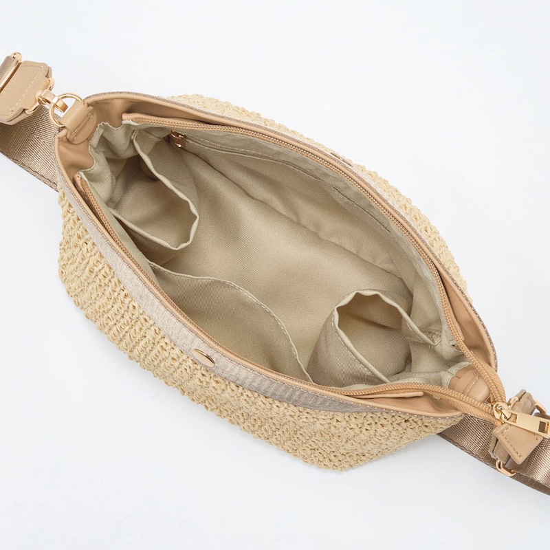 荷物を整理しやすい4つのポケット付き