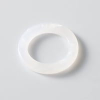 留め用の樹脂リング付きでサッと着け外しできる