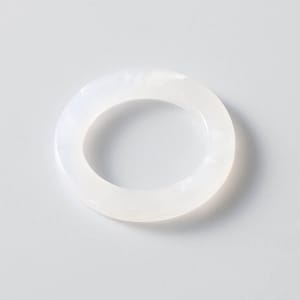 留め用の樹脂リング付きでサッと着け外しできる