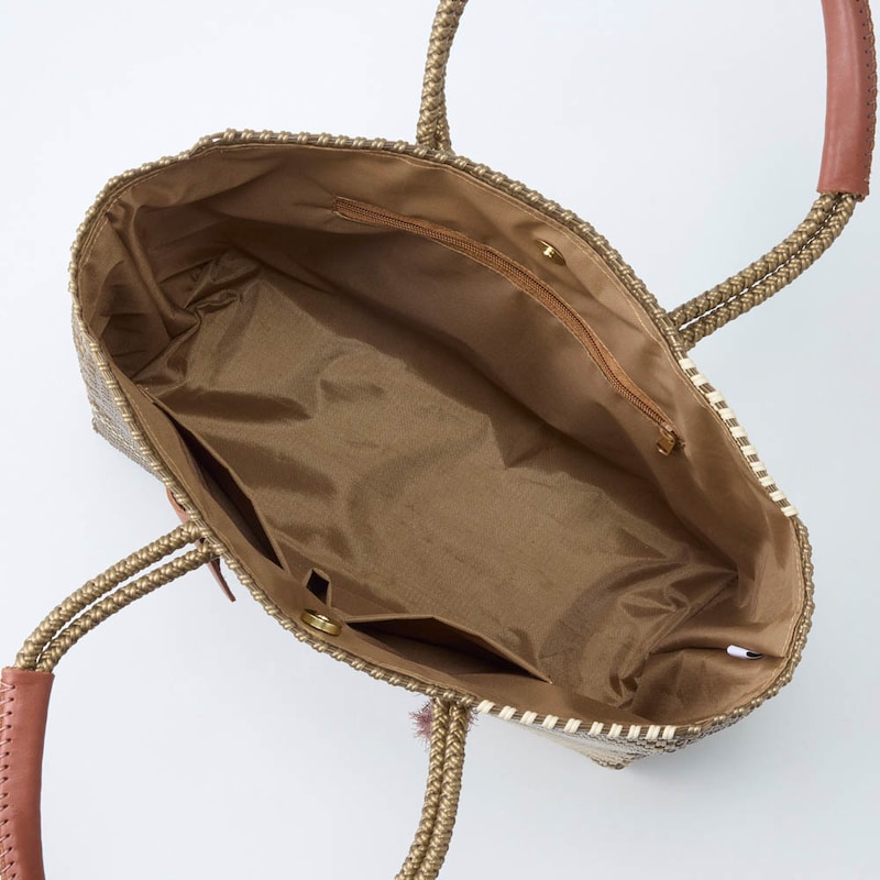 内布にはポケット付きで通勤バッグとしても重宝