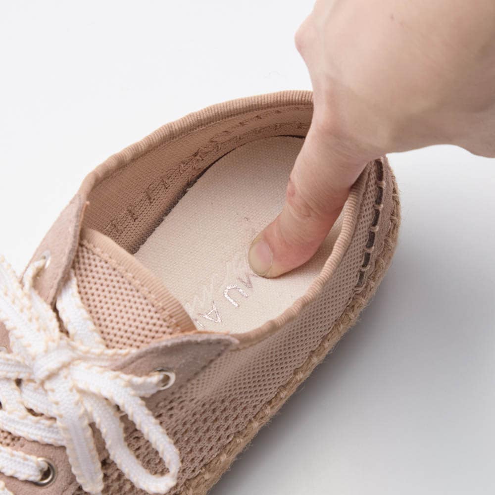 クッション性のある低反発中敷が足裏にフィット