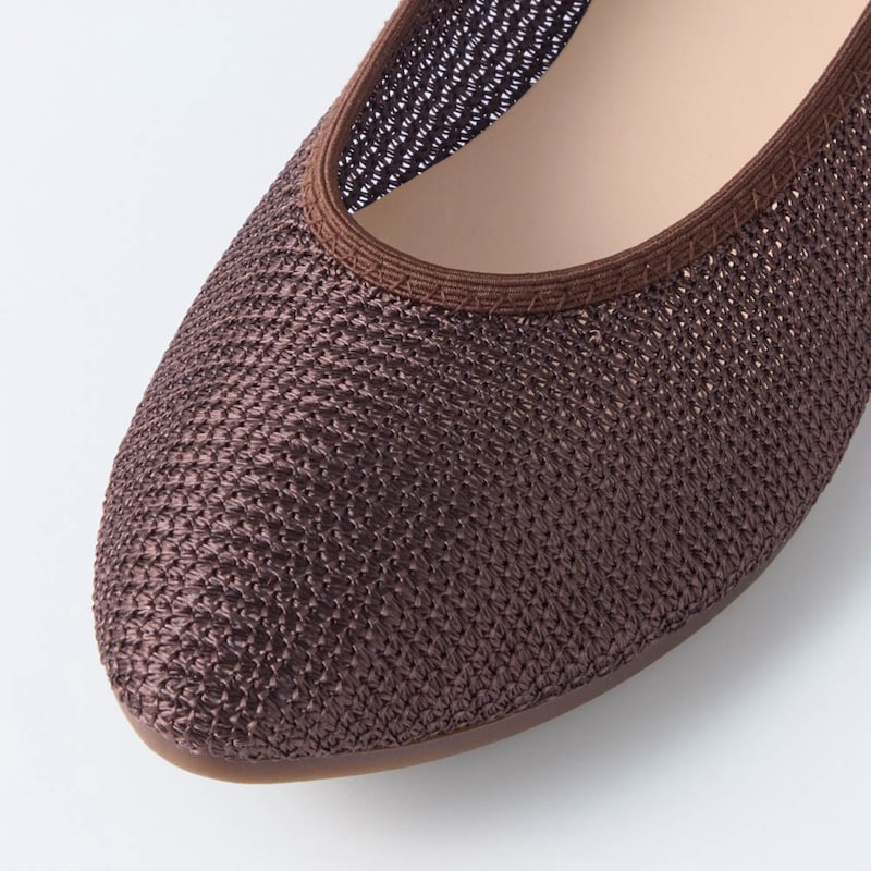 シアーなチュール素材で足を涼しく覆うデザイン