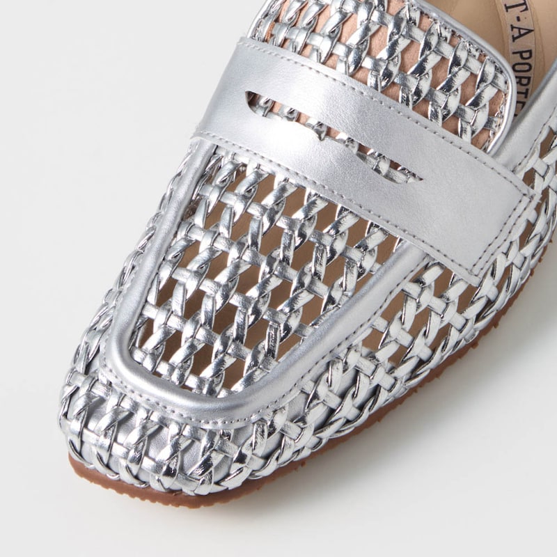 コインローファー風のデザインできちんと見え