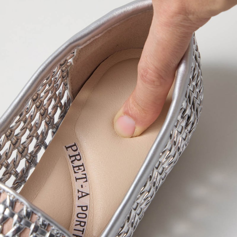 クッション性のある中敷で素足でも履きやすい