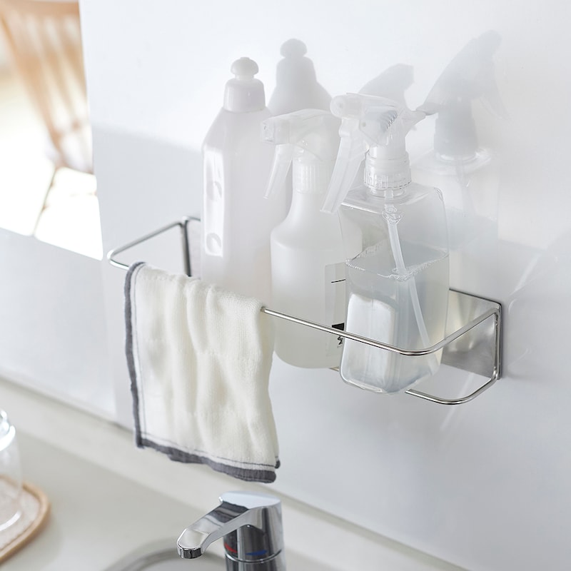 台所用洗剤や除菌スプレーをまとめて壁に収納しながら、ふきんを掛けることも可能