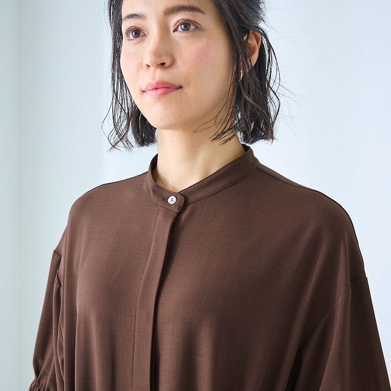襟元はすっきりとしたプチスタンドデザイン