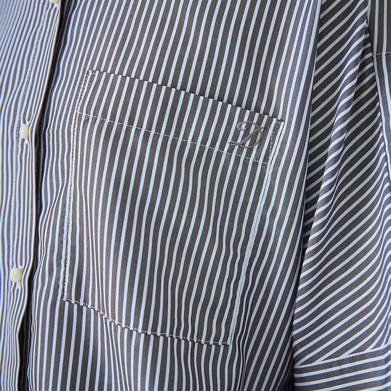 左胸にワンポイントとなるシャープなDの刺繍入り