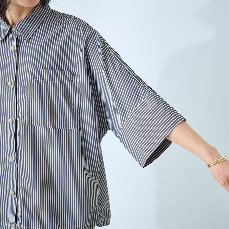 二の腕をすっぽり隠す長め袖