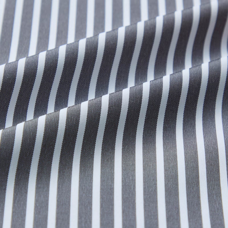 シワになりにくく、お手入れしやすいポリエステル素材