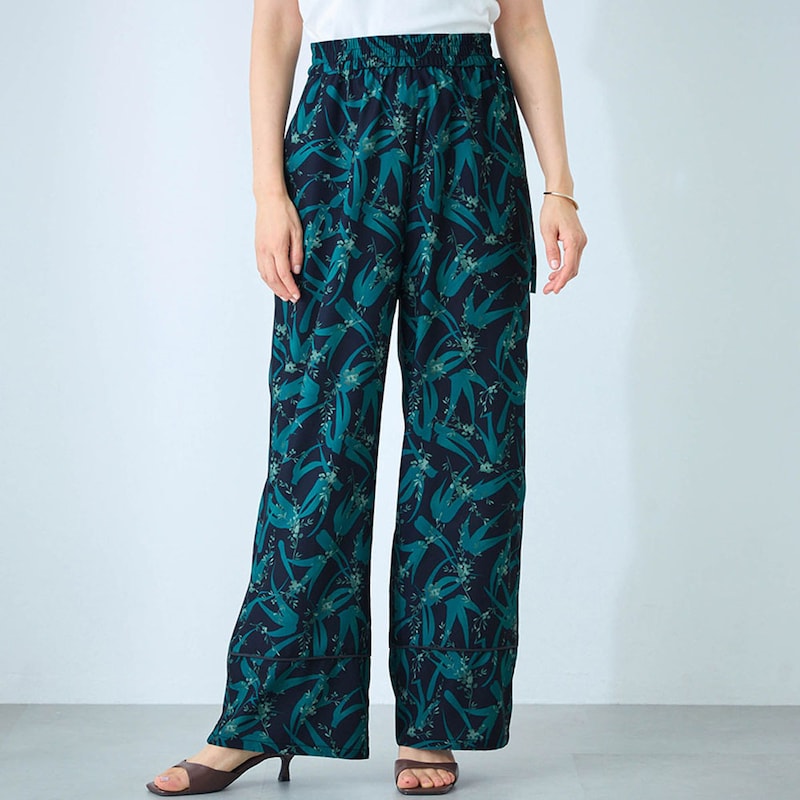 モデル身長168cm／M ※写真は撮影用のため股下+6cmになります。