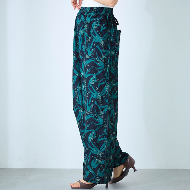 モデル身長168cm／M ※写真は撮影用のため股下+6cmになります。