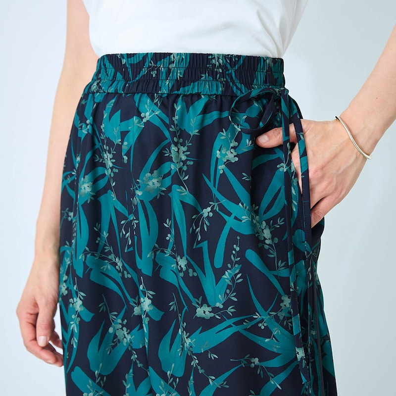 ウエストは総ゴム仕様で快適なはき心地