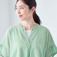 スキッパー襟が首元をシャープに見せ、涼しさとすっきり見えを叶える 
