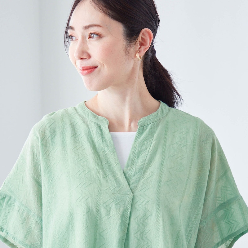 スキッパー襟が首元をシャープに見せ、涼しさとすっきり見えを叶える 