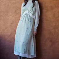 ベルト＆肩のバイカラーデザインがアクセントに