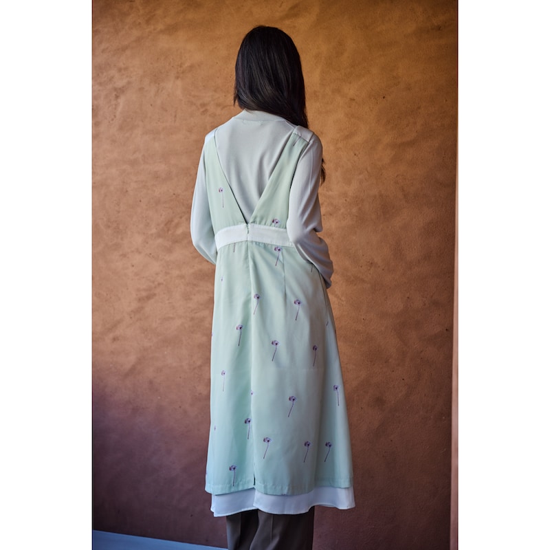 ゆったりシルエットのワンピースで、体型をカバーしながら上品な着こなしに